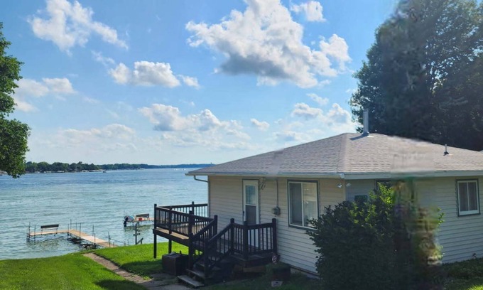 Spirit Lake Cabin | Vintage 2-bedroom cabin in tranquil Spirit Lake with WiFi, AC