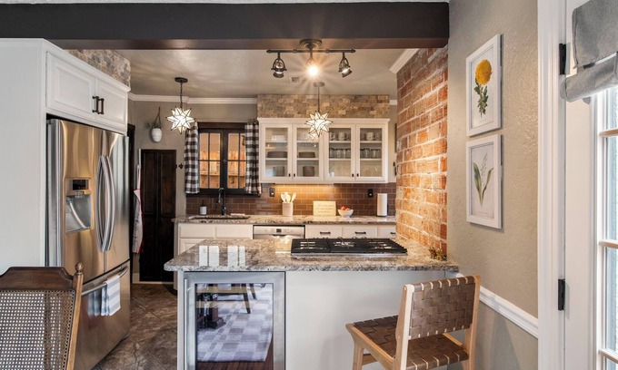 Florence Park Cottage | Vintage Charm at Ivy Cottage with separate hot tub hangout, pickleball!