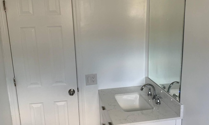 Deerfield Beach Apartment | Vintage Chic 2 bedroom 6 minutes from beach!