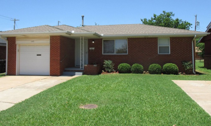 Moore House | VINTAGE HOLLYWOOD BUNGALOW IN DOWNTOWN MOORE (BETWEEN OKC BRICKTOWN & OU)