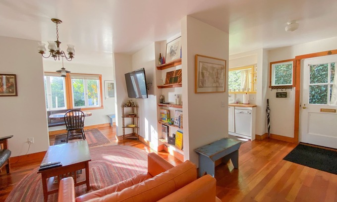 Silver Lake Apartment | Vintage-Inspired Sunset Junction 2+1 [30 Night Minimum]