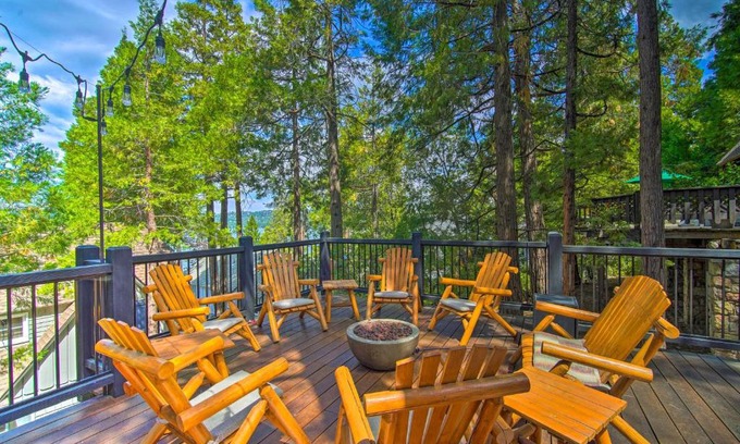Lake Arrowhead House | Vintage Lake Arrowhead Cabin - Walk to Lake!