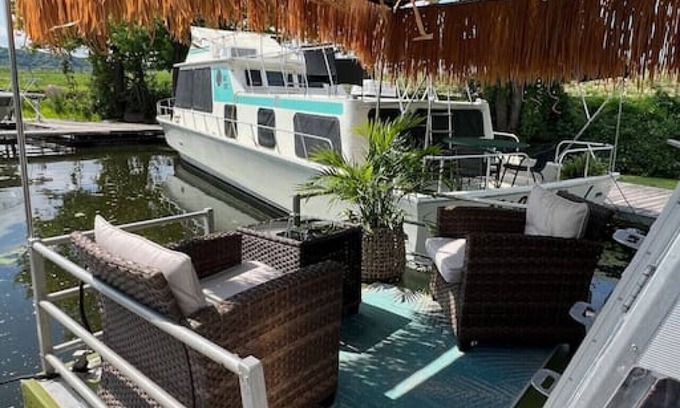 Sabula Boat Rental | Vintage "Minnow for 2" Houseboat