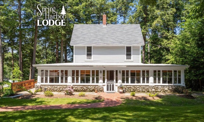 Gilford Cabin | Vintage & Modern Lodge-Lake Winnipesaukee, Ski, Ice Fish, Boat, Dogs Welcome!