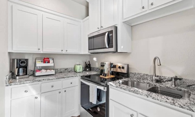 Fort Worth House | Vintage nCharming 1-bedroom house with WiFi and AC in welcoming Fort Worth.