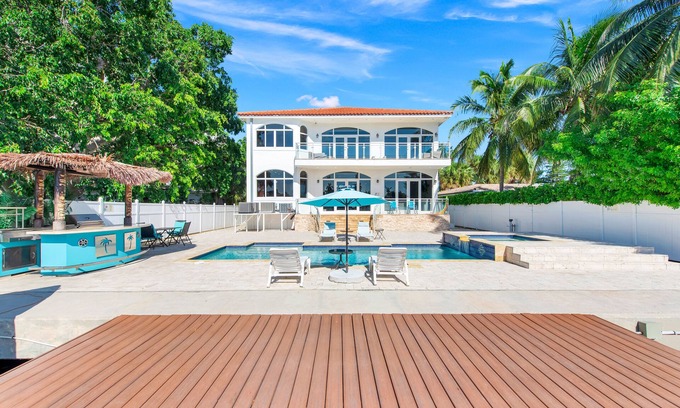 North Bay Village House | VIP Luxury 5 BR OceanFront Villa | Heated Pool & Dock | Free Parking & WiFi