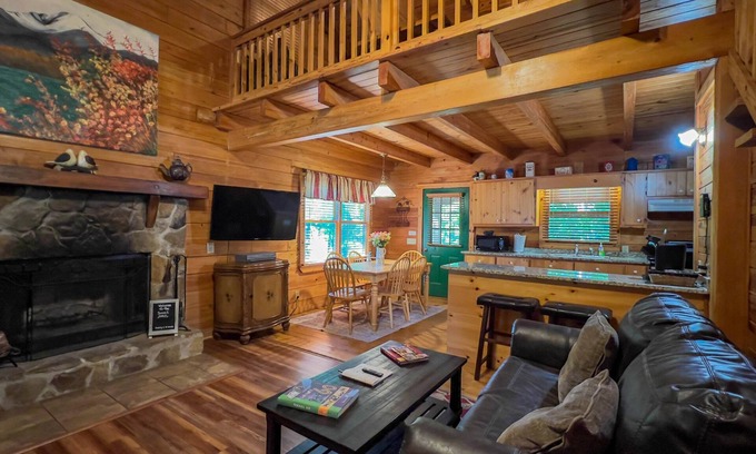 Warm Springs Cabin | Visit Callaway's Fantasy in Lights with us at The Summit - Wifi and Hot Tub!