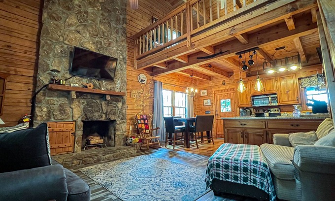 Pine Mountain Valley Cabin | Visit Callaway's Fantasy in Lights with Happy’s Hideaway- Fiber Wifi and Hot tub