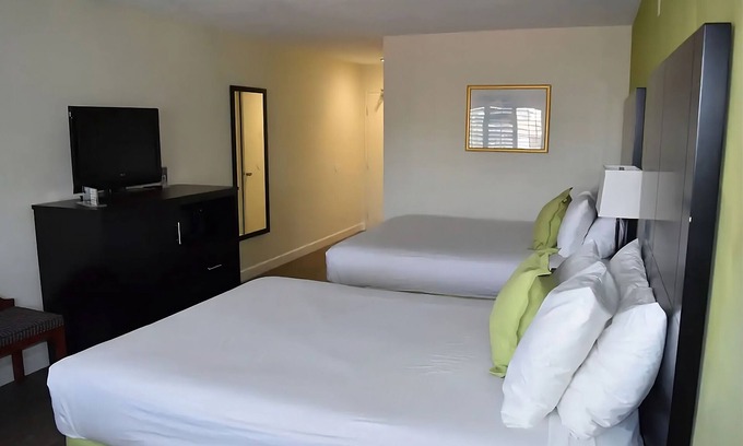 Old Town Hotel | Visit Sunset Cliffs, San Diego! Classic Unit Close to Garden of the Sea!