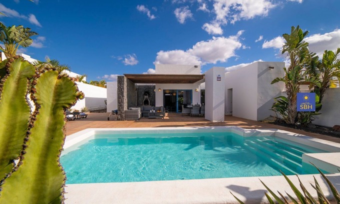 Playa Blanca House | Vista Montaña – Playa Blanca with Private Pool & Wheelchair Friendly