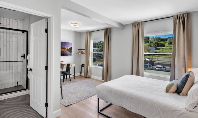 Vista Apartment | Vista Vacation Downtown | Walkable | Modern Escape