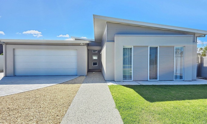 Waterhouse House | Vita Bella – Modern Coastal Retreat Just Steps from Robe’s Iconic Long Beach