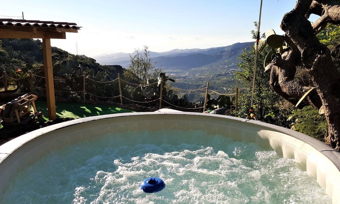 La Solana Cottage | Viuter - Rural Cave House Miguel's refuge, hot tub