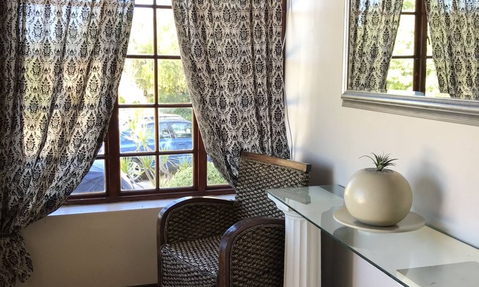 Uitenhage House | VJ's Guesthouse and Restaurant