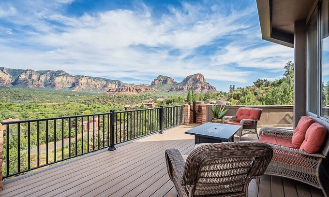 Sedona House | Vortex Horizon ⁓Awesome Views⁓Deck⁓BBQ⁓Fire Table