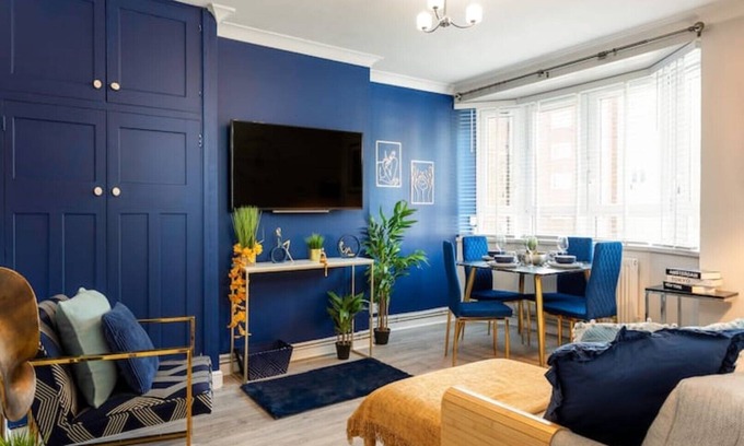 Hammersmith and Fulham Apartment | W Kensington chic Balcony flat