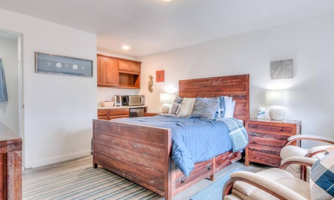 Depoe Bay Apartment | W2 - Gray @ Whale Inn