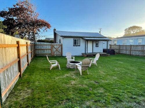 Ocean Park House | Waddle on Inn- Hot Tub, Pet Friendly, Fully Fenced, 5 Blocks to Beach!