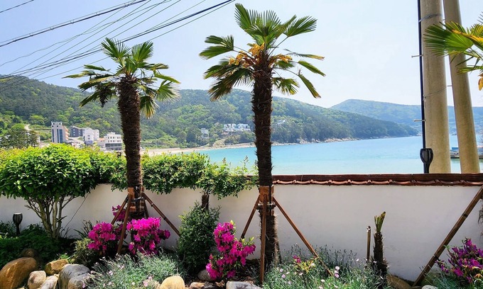 Irun-myeon House | Wahyeon Beach House: Right on the beach! Great views and perfect for groups.