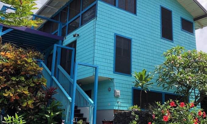 Honaunau-Napoopoo House | Walk 3 minutes to Kealakekua Bay to see dolphins
