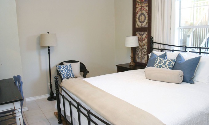 Oakwood Apartment | Walk .4 Miles to Texas A&M Campus and Aggie Park, Private Entry/Covered Parking