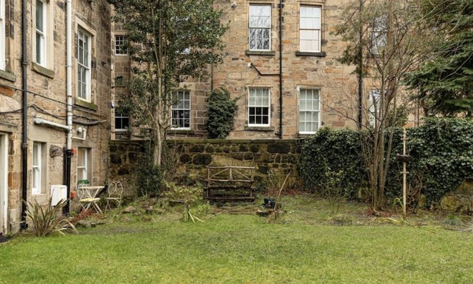 Kelvinbridge Apartment | Walk anywhere from this cosy central flat