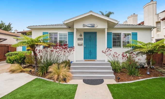 Crown Point Cottage | Walk/BIke to Sail Bay, Beach & Dining with A/C and Outdoor Kitchen