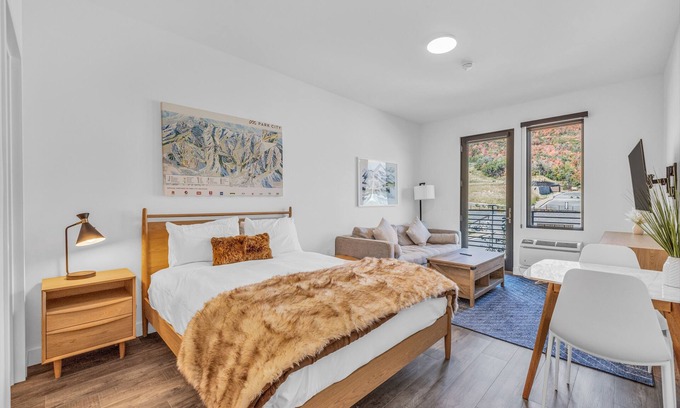 Park City Apartment | Walk onto Deer Valley gondola in 8 min & heated indoor parking