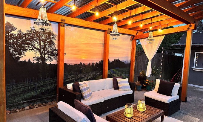 Dundee House | Walk to 9 Wineries & Red Hills Market Firepit Trellis Swing Fast Wifi