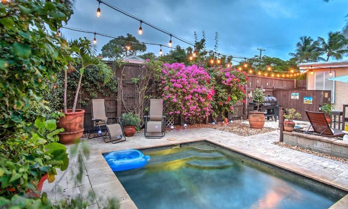 Mango Groves House | Walk to Attractions Tropical Lake Worth Hideaway!