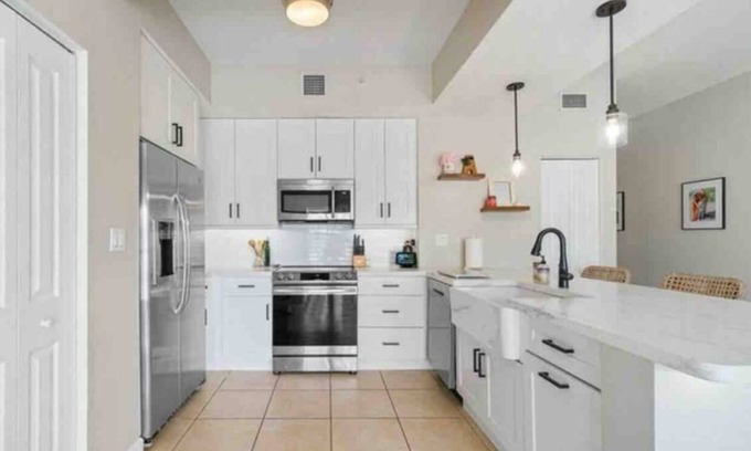 Deerfield Beach Condo | Walk to Beach - 2/2 with pool