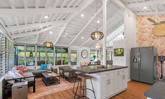 Kaanapali Cottage | Walk to beach - bungalow + Bikes & Pickleball gear