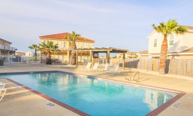 Corpus Christi House | Walk to Beach! Condo w/Balcony, Patio, and Pool!