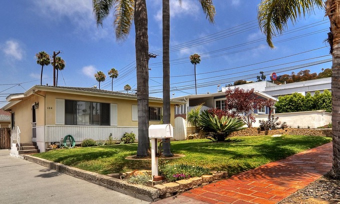 San Clemente House | Walk to Beach! Lovely San Clemente 2BD/1BA - Coastal Breezes!