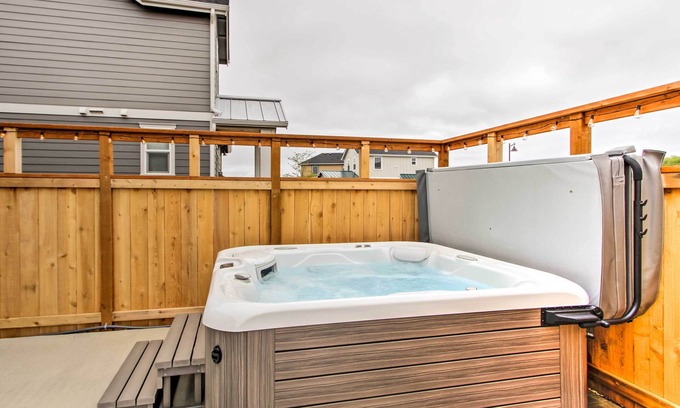 Ocean Shores House | Walk to Beach: Ocean Shores House w/Fireplace