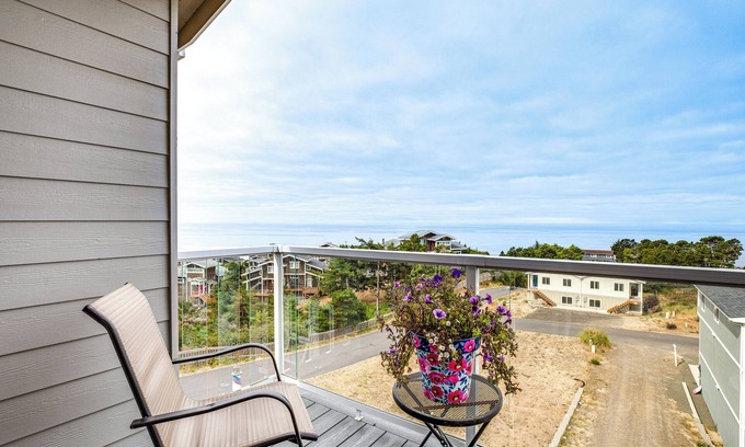 Oceanside House | Walk to Beach: WFH-Friendly Retreat in Tillamook!