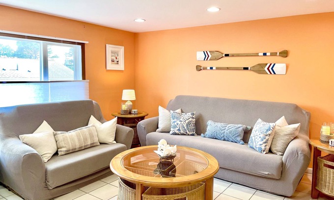 Dennis Port Condo | ✨Walk to Beaches & Restaurants☀️Full Kitchen, AC, Outdoor Shower