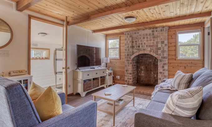Pacific City House | Walk to Cape Kiwanda from This Casual Charmer with Sweet Queen Loft Bedroom!