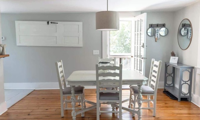 Off Broadway Apartment | Walk to downtown and Broadway 3b
