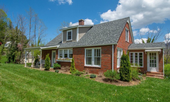 West Jefferson House | Walk to Downtown West Jefferson! Farmers Market, Breweries + MORE