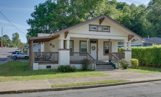 Hot Springs House | Walk to Dtwn Hot Springs Lazy Daze Bungalow
