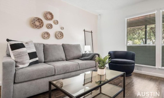 Hyde Park Apartment | Walk to Everything - Fun Hyde Park Space King Bed