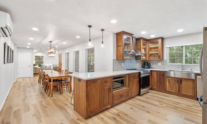 Ozark House | Walk to Finley Farms and Ozark Square - 6 Bedrooms