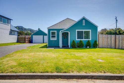 Gold Beach House | Walk to Gold Beach Charming Cottage with Yard!