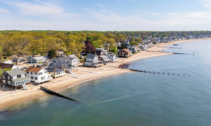 Old Lyme Apartment | Walk to Hawk's Nest Beach: Coastal Old Lyme Apt