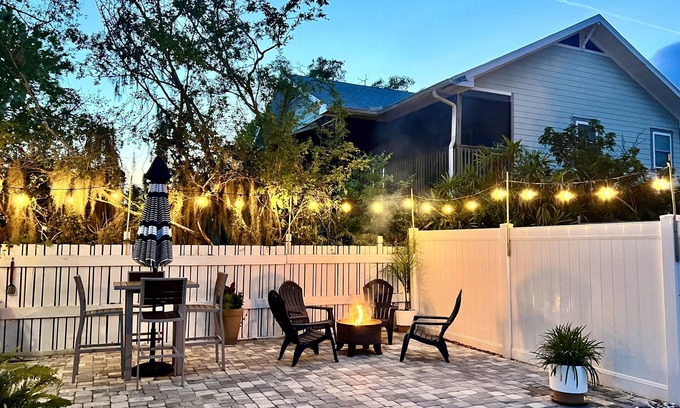 Historic District House | Walk to Historical Canal Street - 5 Minute Ride To The Beach!