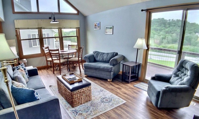 Holiday Island House | Walk to Lake Access, Marina! Full Kitchen & Patio