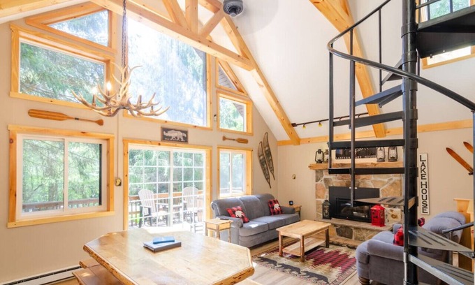 Lake Harmony Estates Cabin | Walk to Lake Harmony l FREE Beach Access l Hot Tub