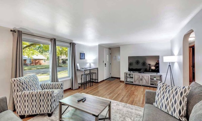 Green Bay House | Walk to Lambeau Hot Tub Pet-Friendly 3BR