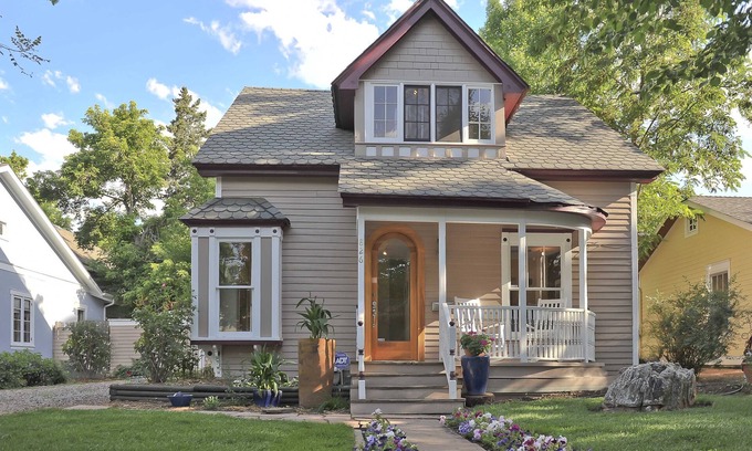 Mapleton Hill House | Walk to Pearl St, Huge Backyard, walk hiking, Driveway Parking